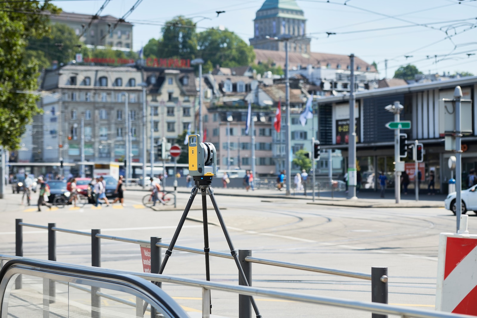 Ein Tachymeter auf einer Straße